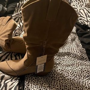 New Womens taupe memory foam boots size 51/2